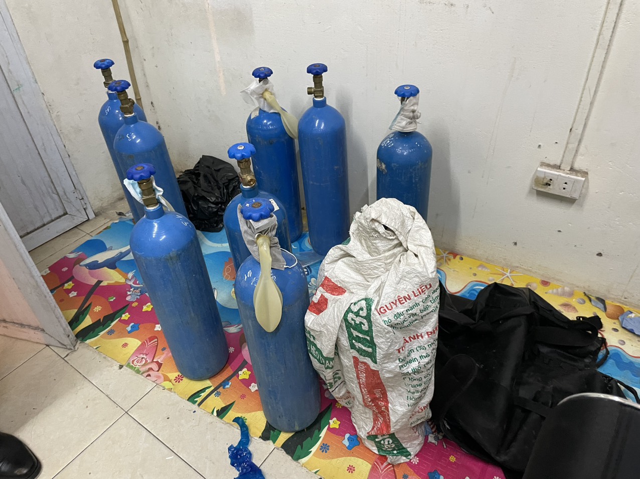 Hà Nội Phát hiện kho hàng chứa nhiều bình “khí cười” không rõ nguồn gốc