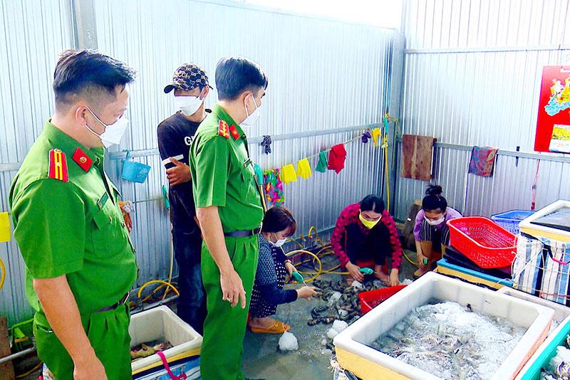 Lại phát hiện hành vi bơm tạp chất vào tôm tại Bạc Liêu
