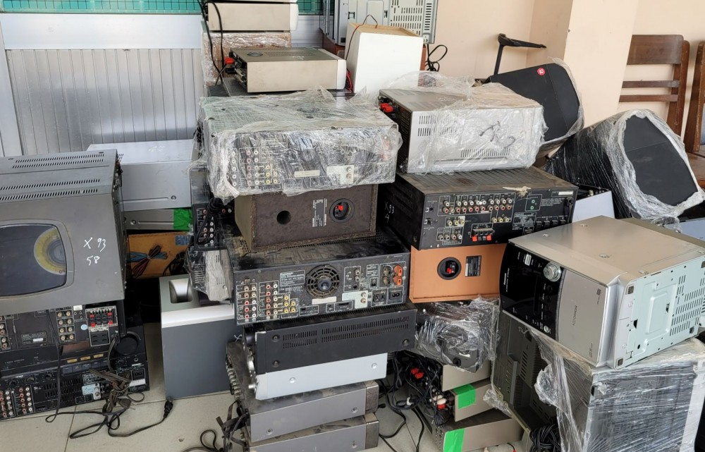 Long An thu giữ lượng lớn hàng điện máy cũ và hàng nghìn chai rượu ngoại không rõ nguồn gốc