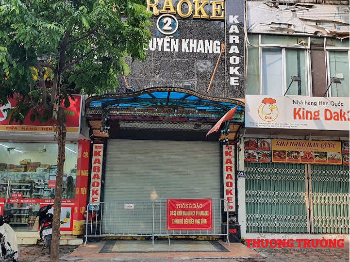 Ảnh Nhiều quán karaoke vi phạm PCCC ở Hà Nội bị lập rào chắn, treo biển cảnh báo