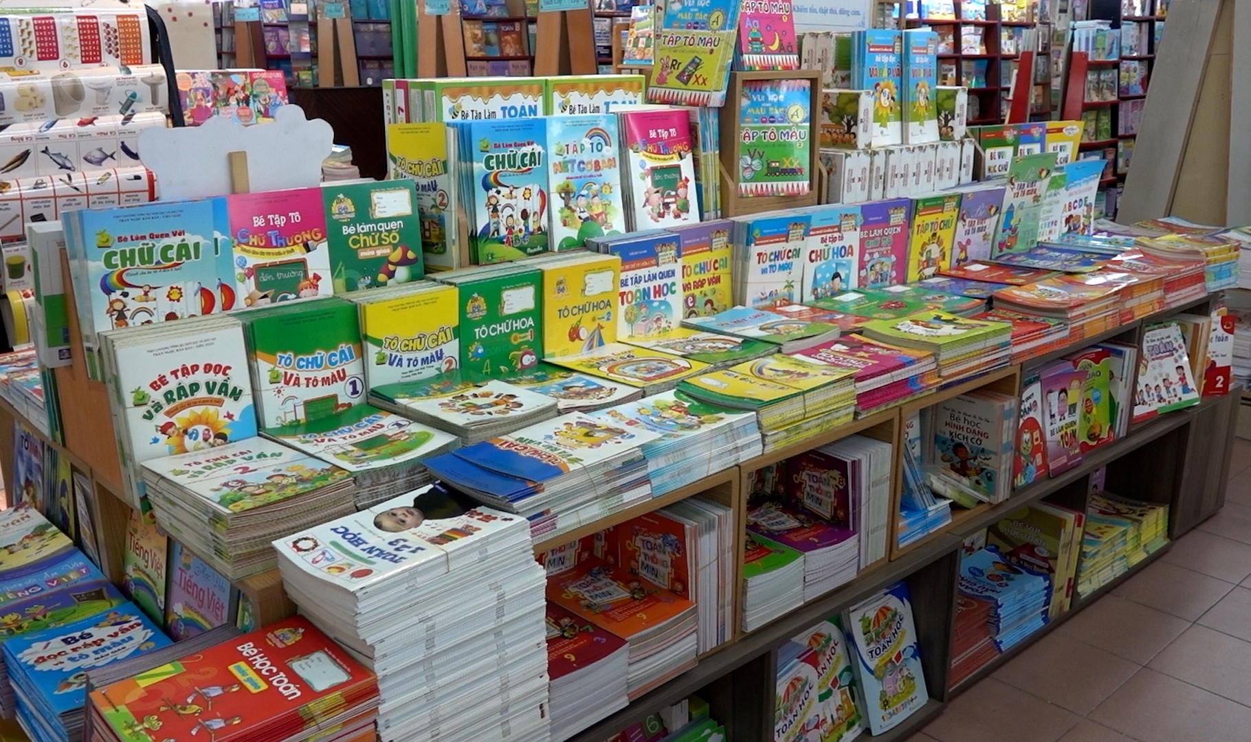 Hơn 1.000 tác giả có trình độ tiến sĩ trở lên đã biên soạn sách giáo khoa