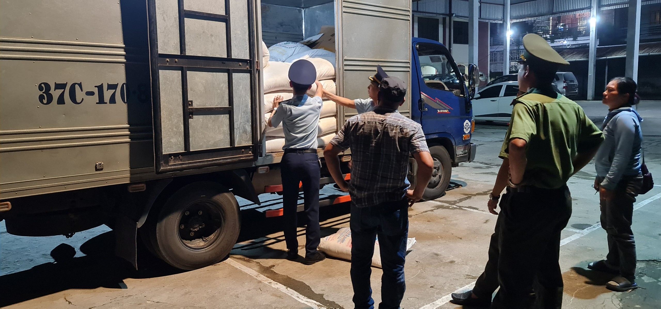 Nghệ An Phát hiện xe tải vận chuyển 1,8 tấn đường cát không rõ nguồn gốc