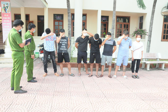 Hải Dương Phát hiện 15 nam nữ bay lắc trong quán karaoke Hoàng Gia 88 ở Gia Lộc