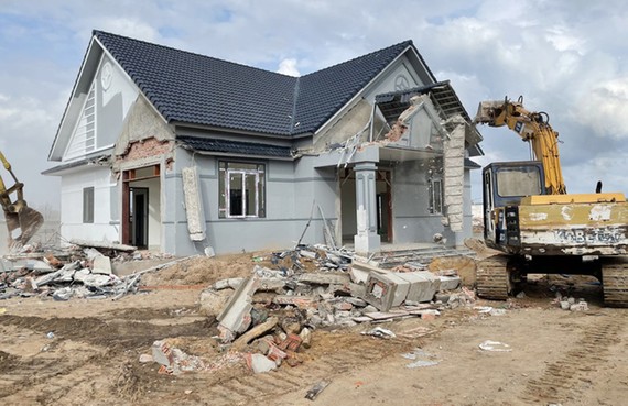 Tháo dỡ toàn bộ 79 căn biệt thự xây không phép trên đất rừng ở Phú Quốc