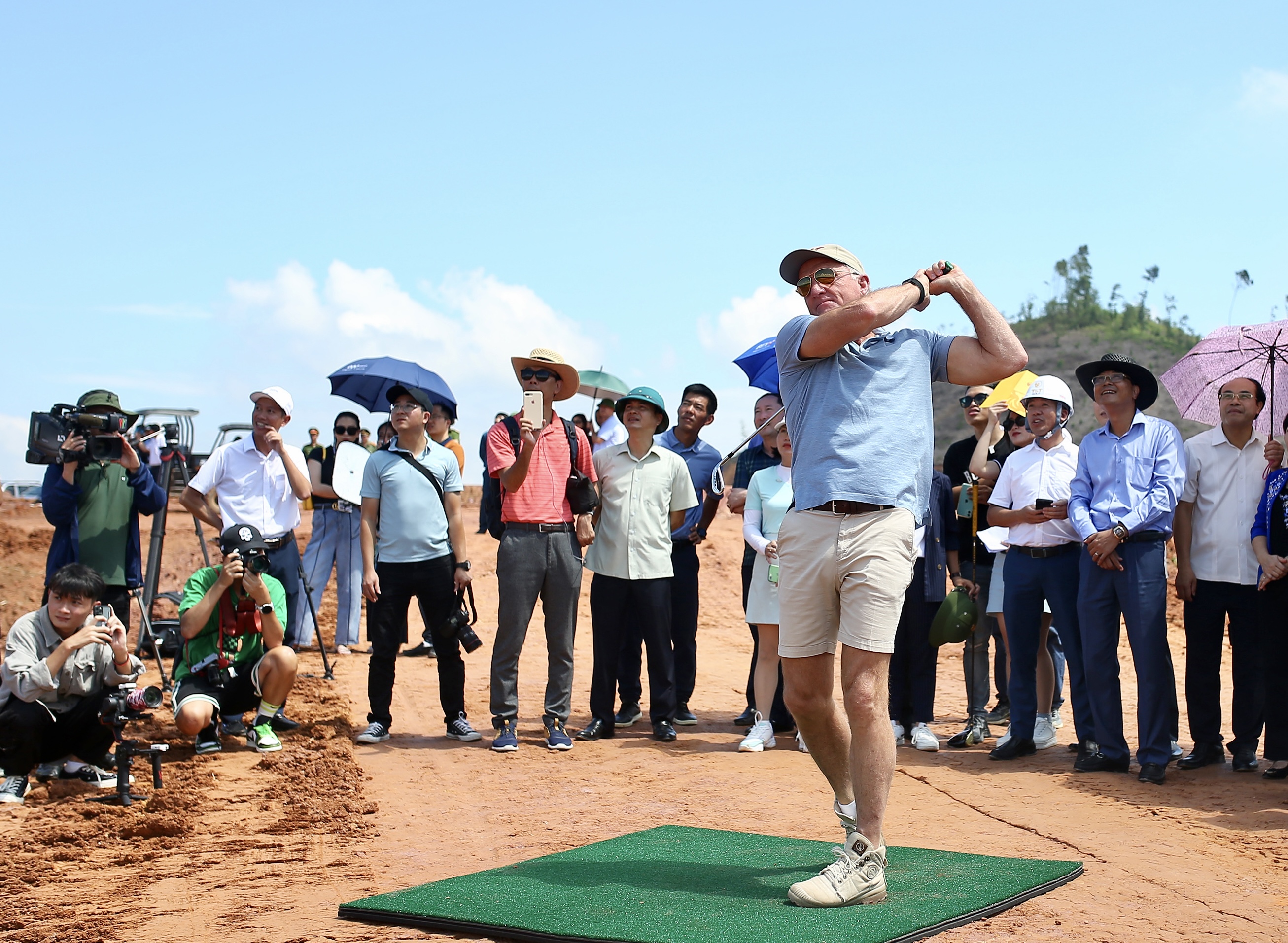 Cú Swing đầu tiên của huyền thoại Greg Norman tại sân Golf Văn Lang Empire