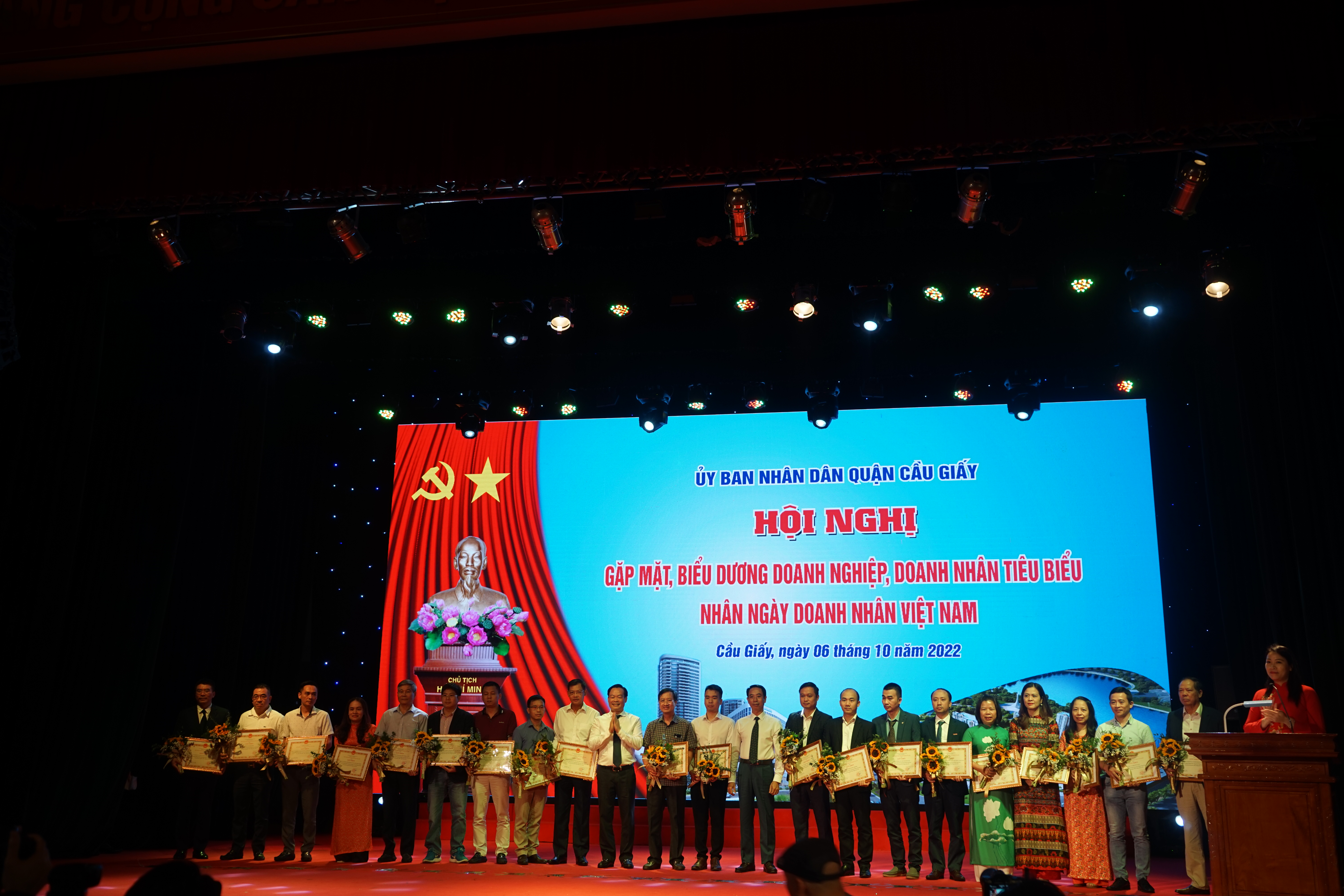 Hà Nội Quận Cầu Giấy biểu dương, khen thưởng doanh nghiệp, doanh nhân tiêu biểu năm 2022