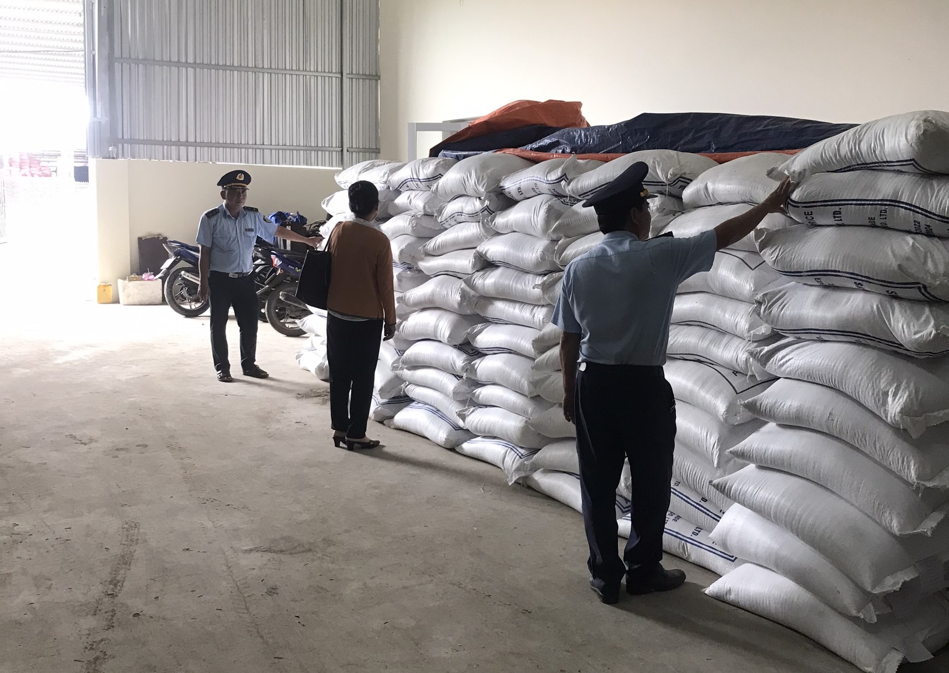 Tạm giữ lượng lớn gạo Ấn Độ có dấu hiệu nhập lậu tại Bến Tre