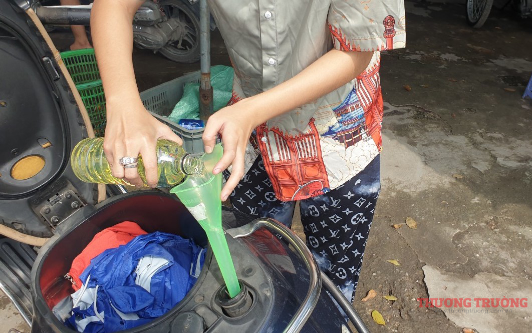 TP.HCM Người bán xăng lẻ ven đường tiết lộ cách mua số lượng lớn về đóng chai bán 30.000 đồnglít