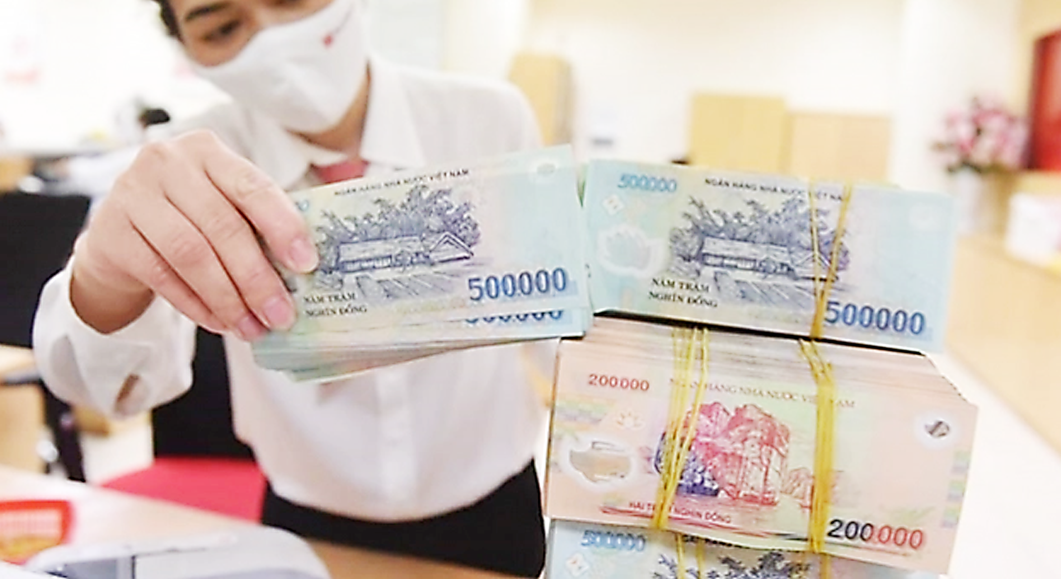 Mặt bằng lãi suất chịu những áp lực nào