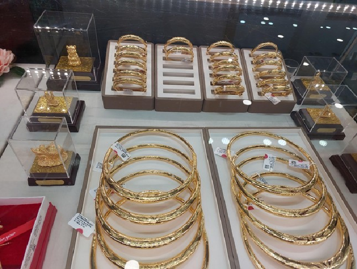 Người mua vàng lỗ, mua USD lời lớn sau 1 tháng