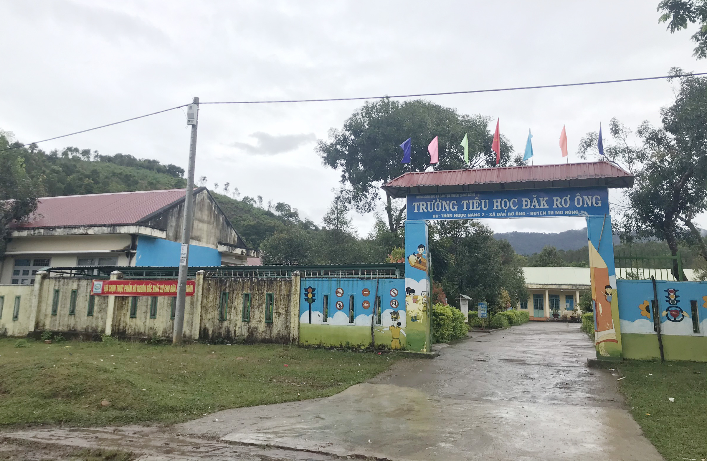 Kon Tum Cách chức hiệu trưởng chậm chi trả chế độ cho giáo viên, học sinh