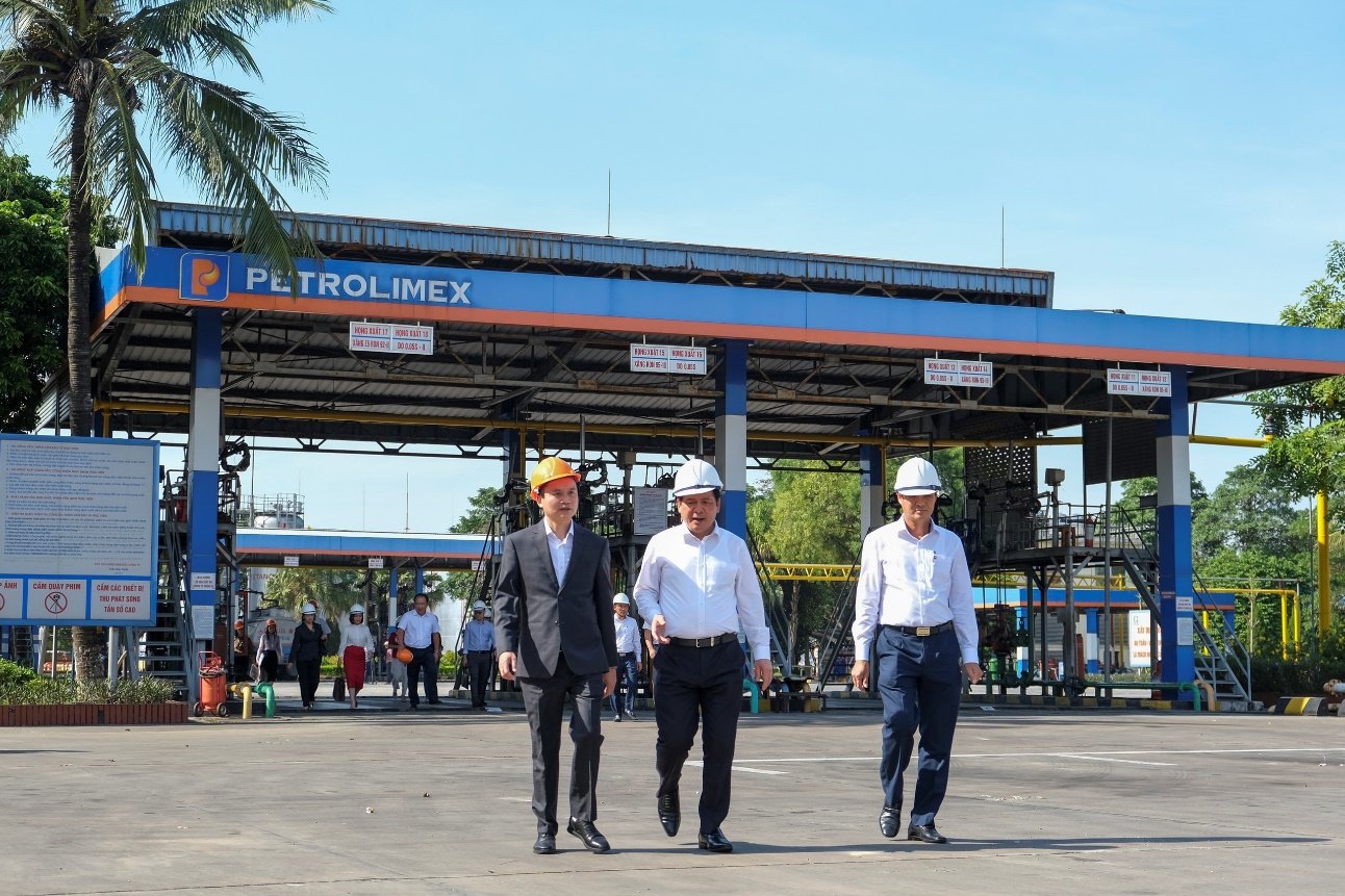 Kiến nghị rà soát, quy hoạch lại số lượng đầu mối nhập khẩu và thương nhân phân phối xăng dầu