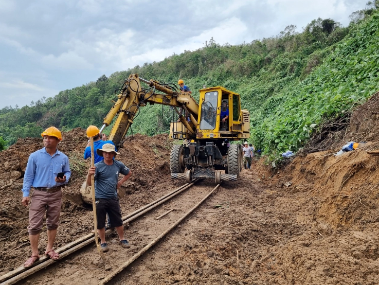 Đường sắt Bắc - Nam thông tuyến trở lại sau gần 2 ngày gián đoạn vì mưa lũ