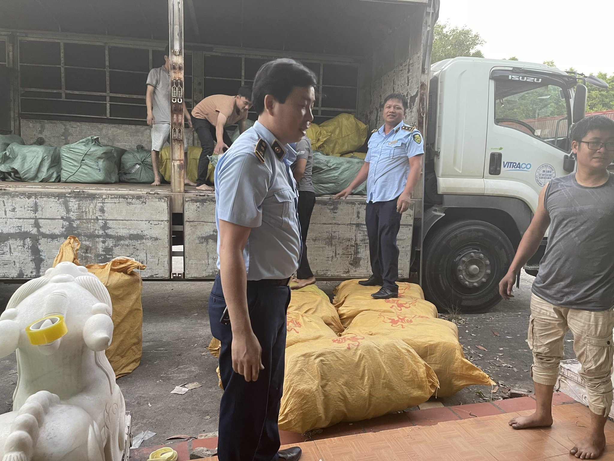 Hải Dương Phát hiện hàng chục tấn quần áo không rõ nguồn gốc, xuất xứ