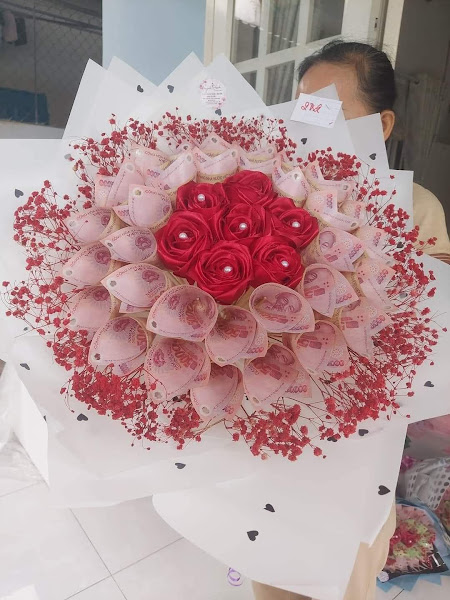 Hoa kết từ tiền thật hút khách dịp lễ 2010