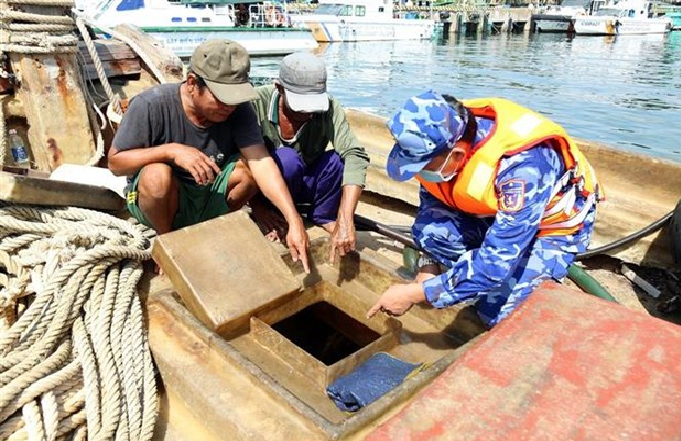 Tịch thu gần lượng lớn dầu DO vận chuyển trái phép trên biển Tây Nam