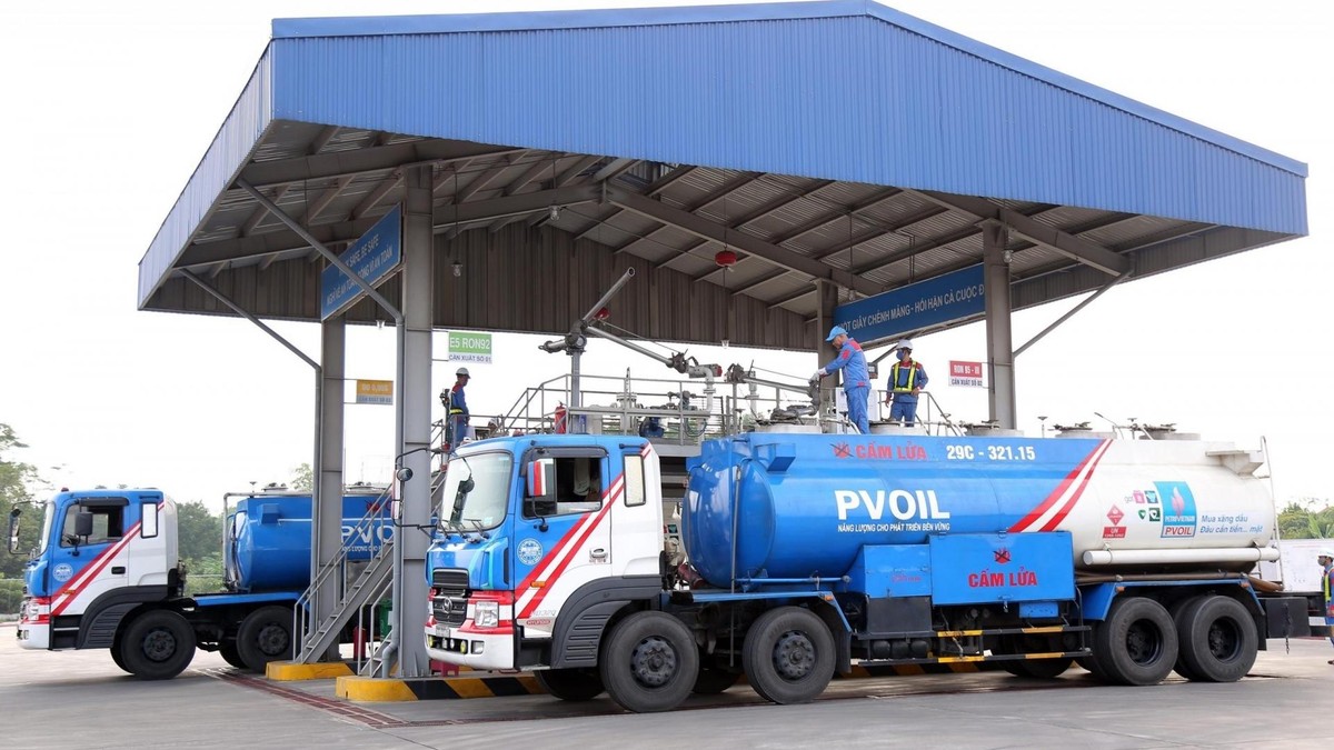 Bộ Công Thương đề nghị điều chỉnh nhiều mức phí để giải cứu doanh nghiệp đầu mối xăng dầu