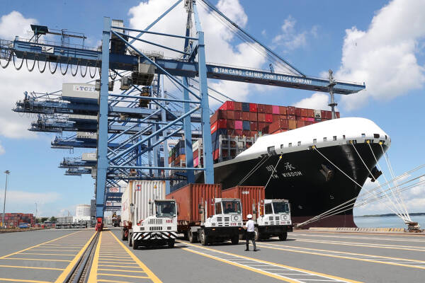 Nửa đầu tháng 10, Việt Nam đã xuất siêu 7,24 tỷ USD