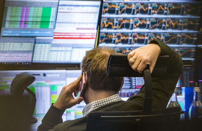 Cổ phiếu tài chính kéo giảm VN-Index, khối ngoại tiếp tục mua ròng trên sàn HNX