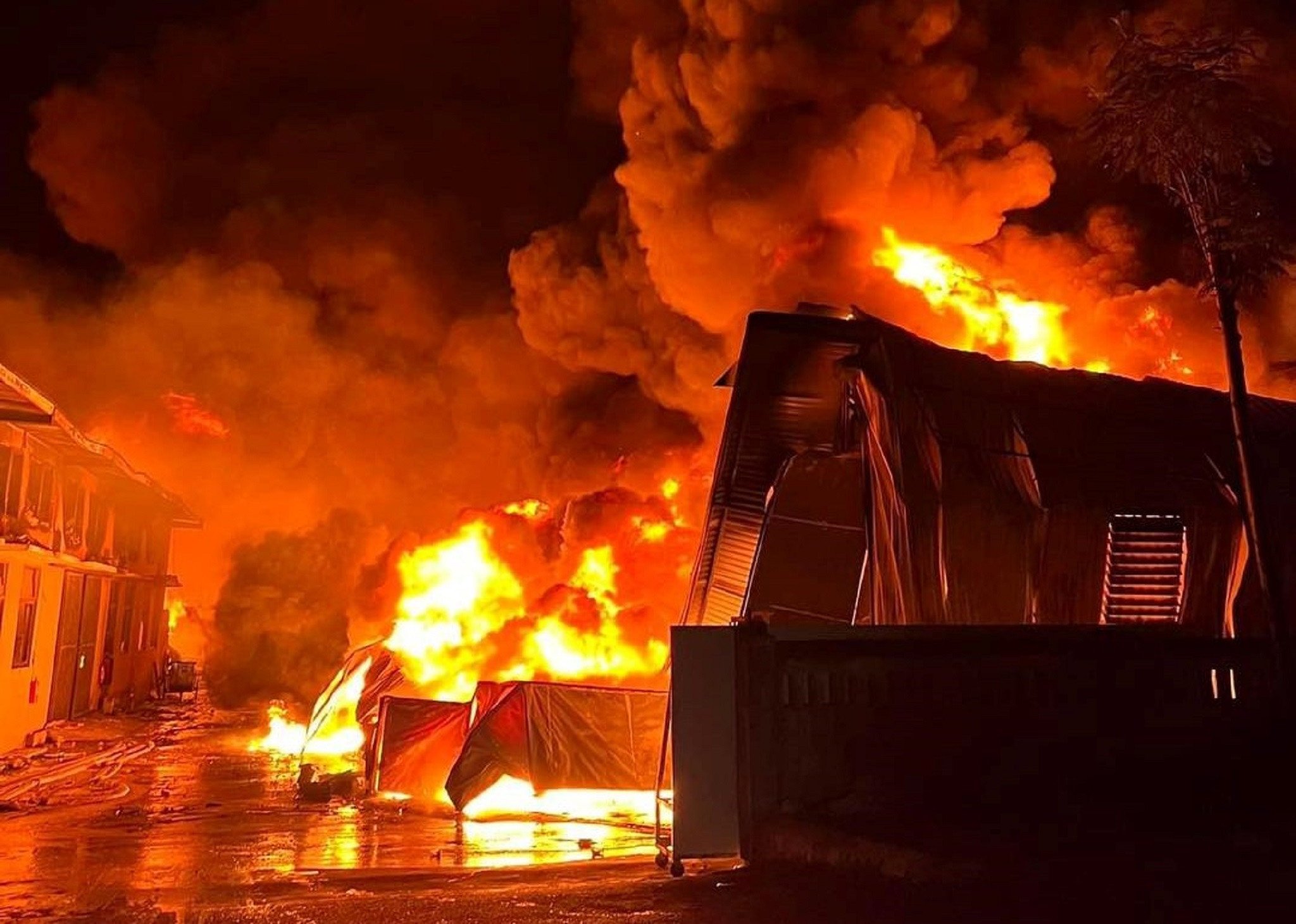 Cháy kho xưởng cả nghìn mét vuông tại Hà Nội