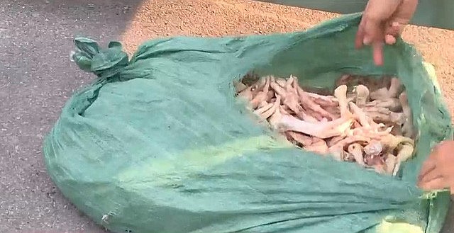 Phát hiện, xử lý tiêu hủy hơn 3 tấn chân gà bẩn tại Hà Nội