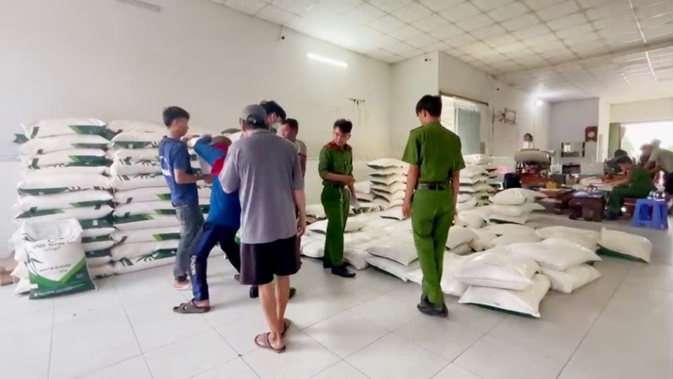 Phát hiện 5 tấn đường cát nhập lậu được phù phép thành đường Myanmar