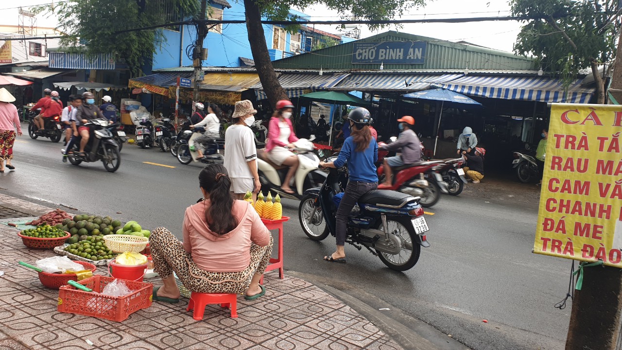 TP.HCM Không mất tiền thuê sạp lại đông khách dân bán hàng đổ xô ra chợ cóc