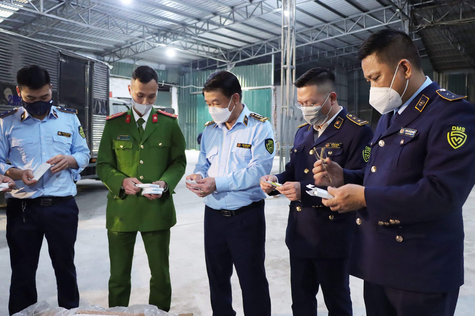 Hà Nội tăng cường chống buôn lậu, hàng giả dịp cuối năm