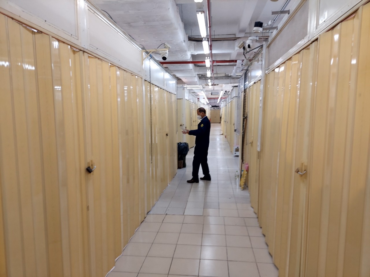 Hàng loạt cửa hàng tại Sài Gòn Square đóng cửa để tránh bị kiểm tra