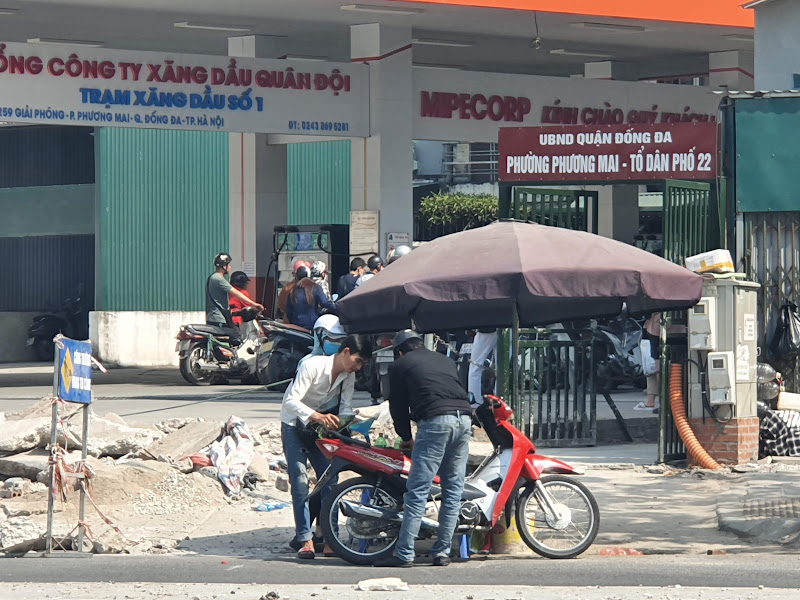 Hà Nội Nhiều người dân chấp nhận mua xăng vỉa hè 30.000 đồnglít vì chờ đợi quá lâu