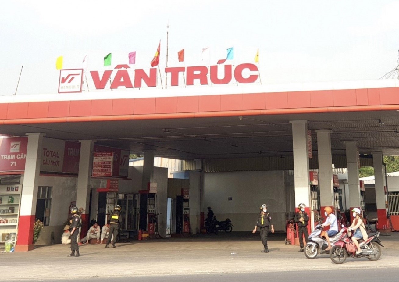 Bà chủ Công ty Vân Trúc đốt hết giấy tờ khi ông trùm buôn lậu gần 200 triệu lít xăng bị bắt