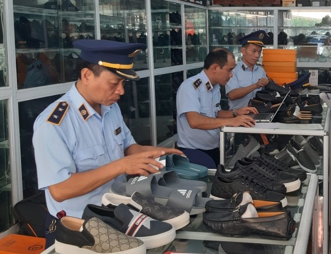 Lạng Sơn Phát hiện hộ kinh doanh buôn bán hàng hóa giả mạo nhãn hiệu nổi tiếng