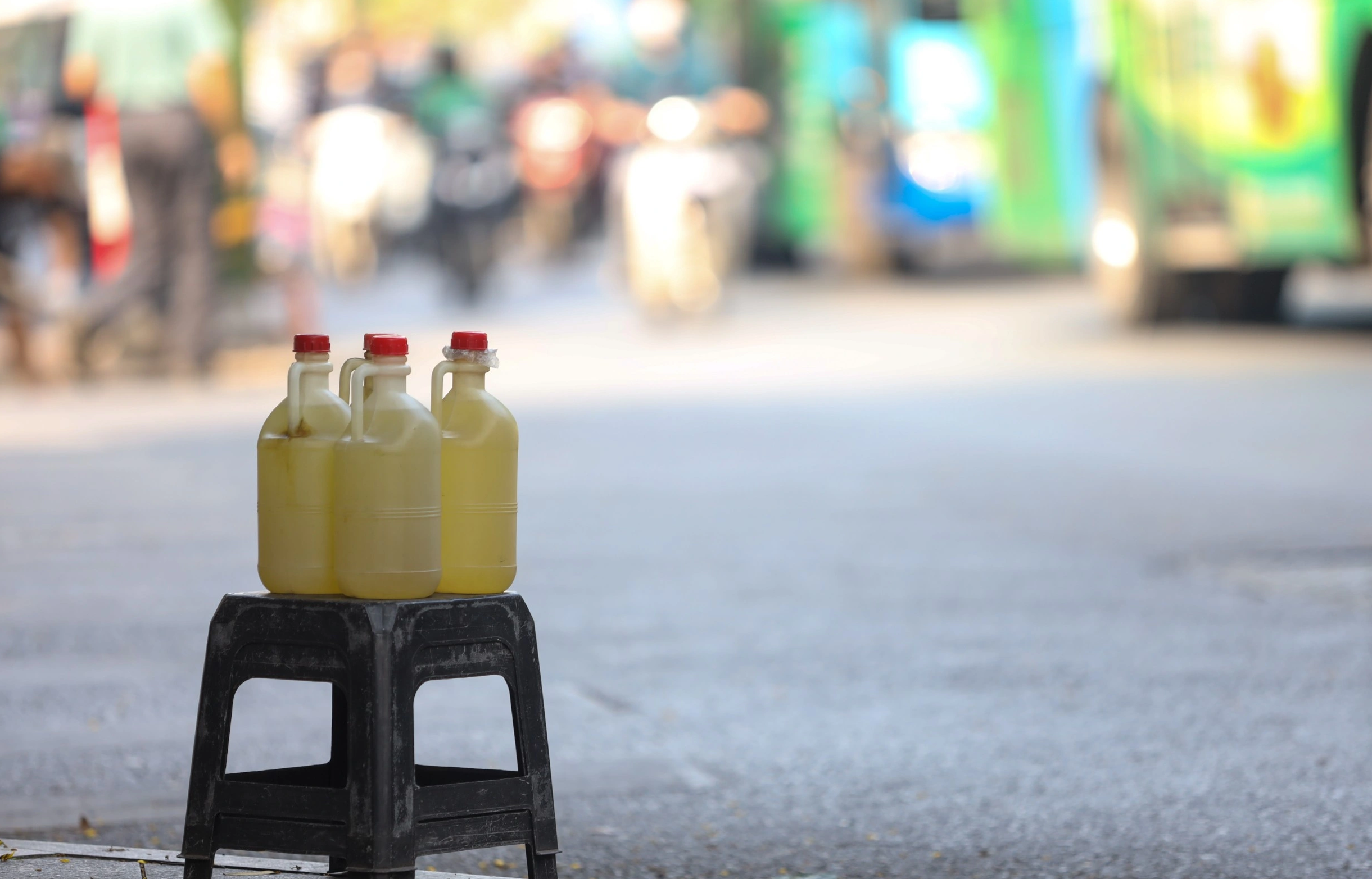 Bộ Công Thương chỉ đạo xử nghiêm hành vi bán xăng qua thùng can chai 