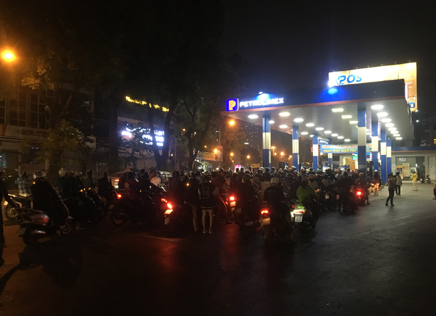 Dân vật vã xếp hàng mua xăng trong đêm trước giờ điều chỉnh giá