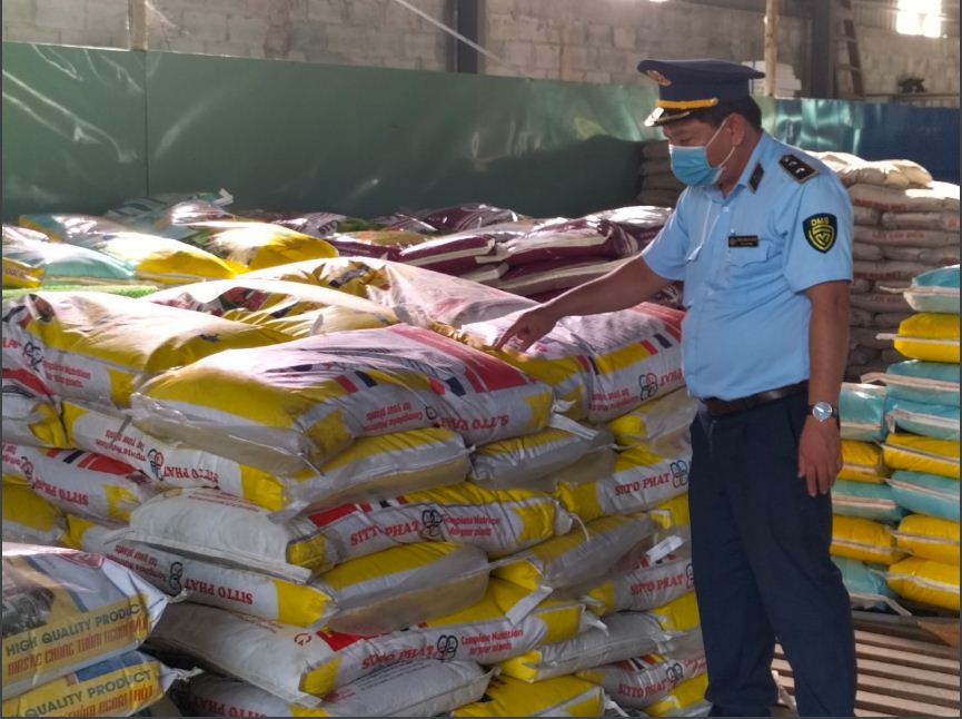 Long An Sản xuất và bán 15 bao phân bón giả bị xử phạt gần 222 triệu đồng