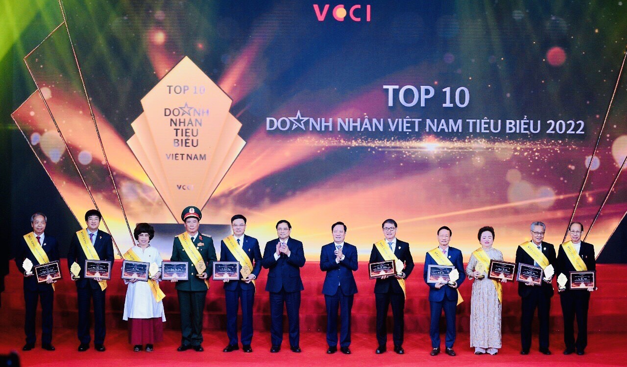 Tôn vinh Top 10 doanh nhân Việt Nam tiêu biểu năm 2022
