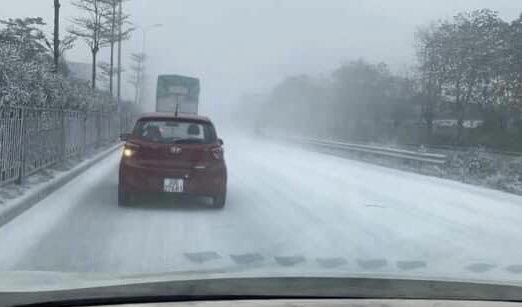 Nguyên nhân bụi phủ kín đường, mù mịt như băng tuyết trên Quốc lộ 5