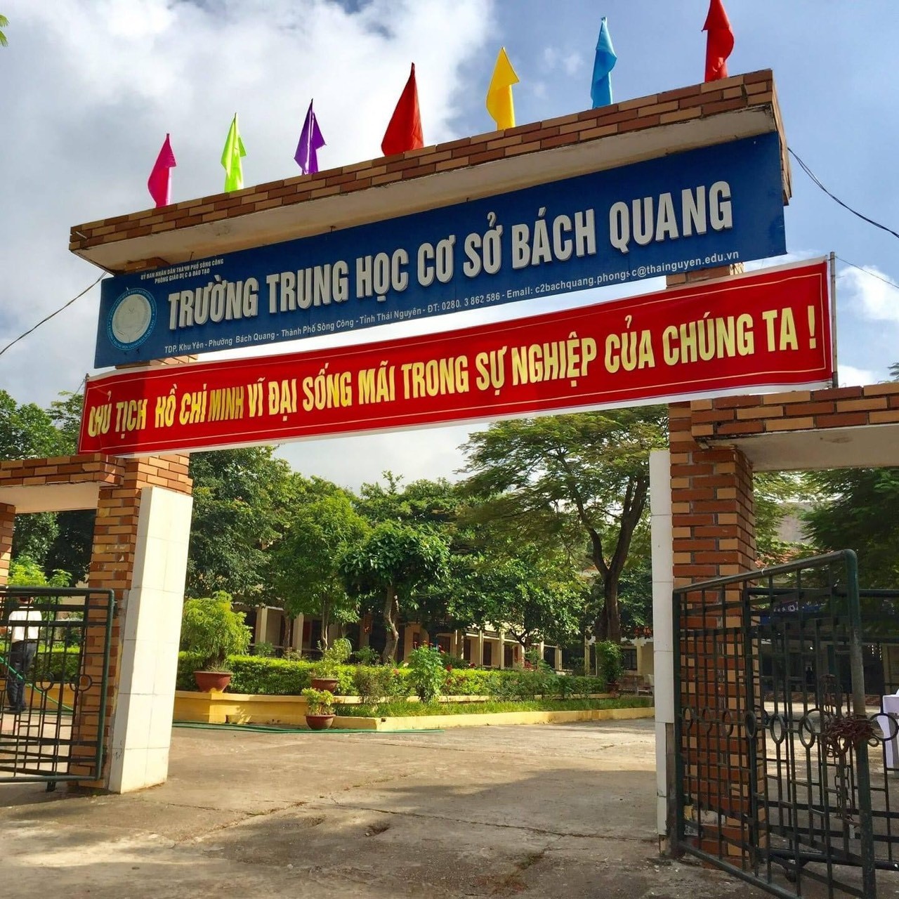 Trường THCS Bách Quang tọa lạc tại Thái Nguyên với cơ sở vật chất hiện đại, đội ngũ giáo viên tâm huyết và chất lượng giáo dục tốt. Hãy cùng khám phá hình ảnh của trường THCS Bách Quang để thấy rõ sự phát triển của trường qua nhiều năm qua.