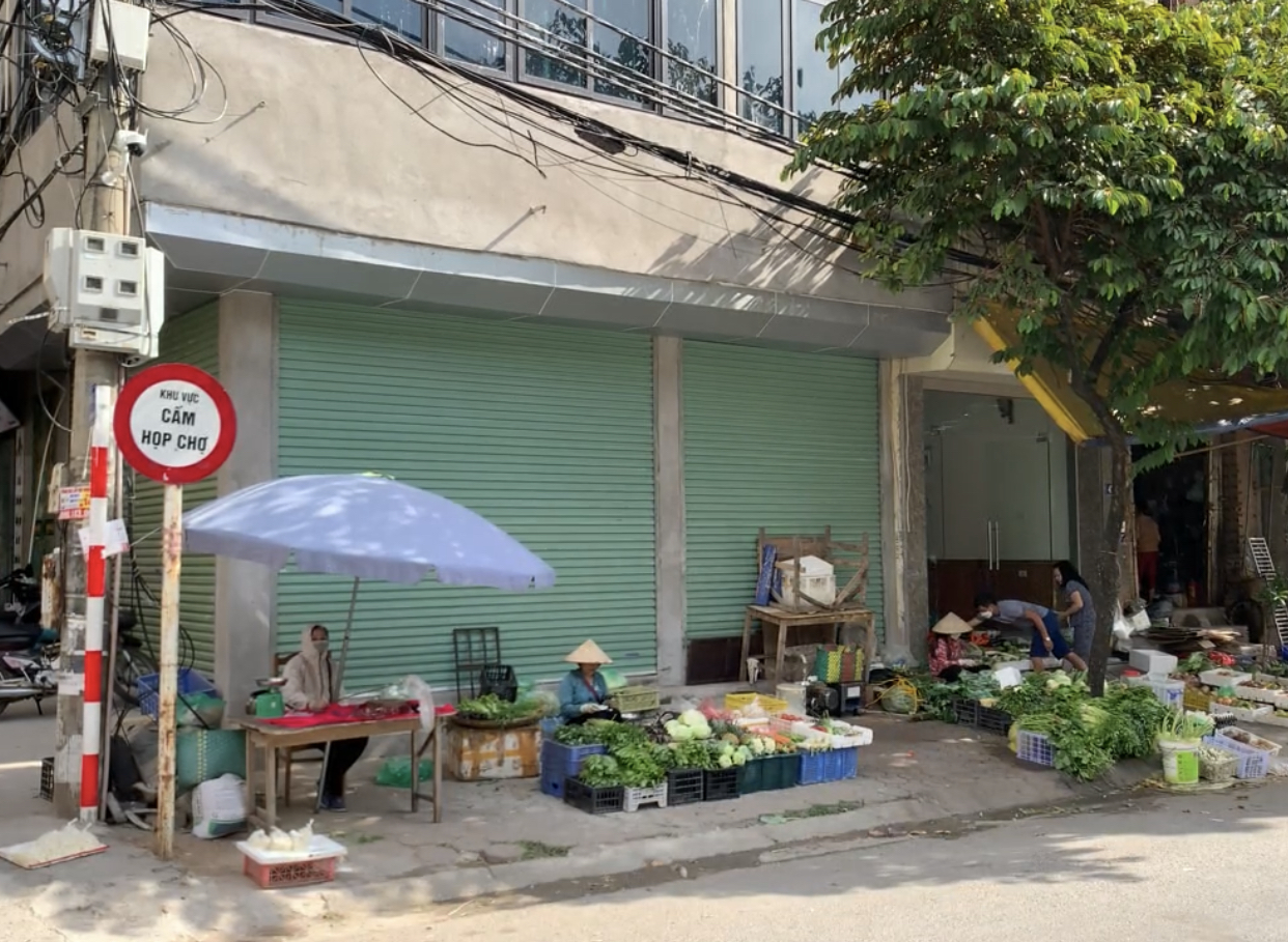 Hà Nội Chợ cóc trên phố Đặng Thùy Trâm gây mất mỹ quan đô thị