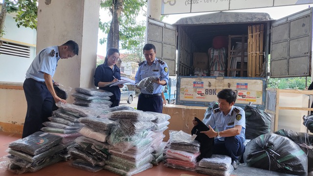 Thu giữ hơn 1.500 sản phẩm giả mạo nhãn hiệu nổi tiếng tại Quảng Bình