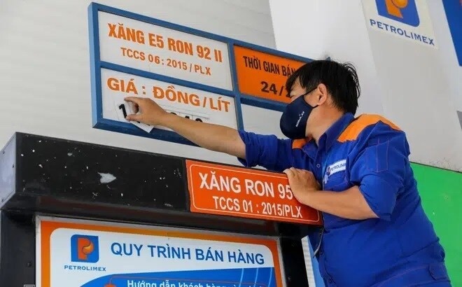 Giá xăng RON 95 giảm chưa đến 100 đồng, còn 23.780 đồnglít