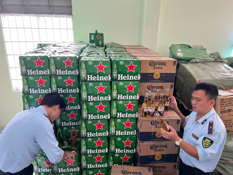 Tăng cường công tác phòng chống buôn lậu qua cảng hàng không quốc tế