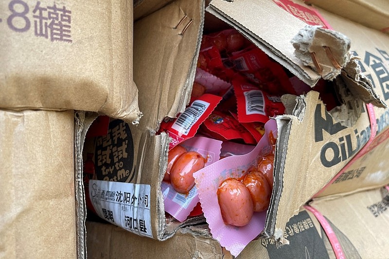 Phát hiện 36.000 gói xúc xích và nhiều thùng bánh kẹo nhập lậu tại Hà Nội