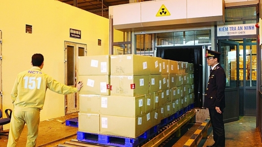 Tăng cường chống buôn lậu, gian lận thương mại qua cảng hàng không quốc tế