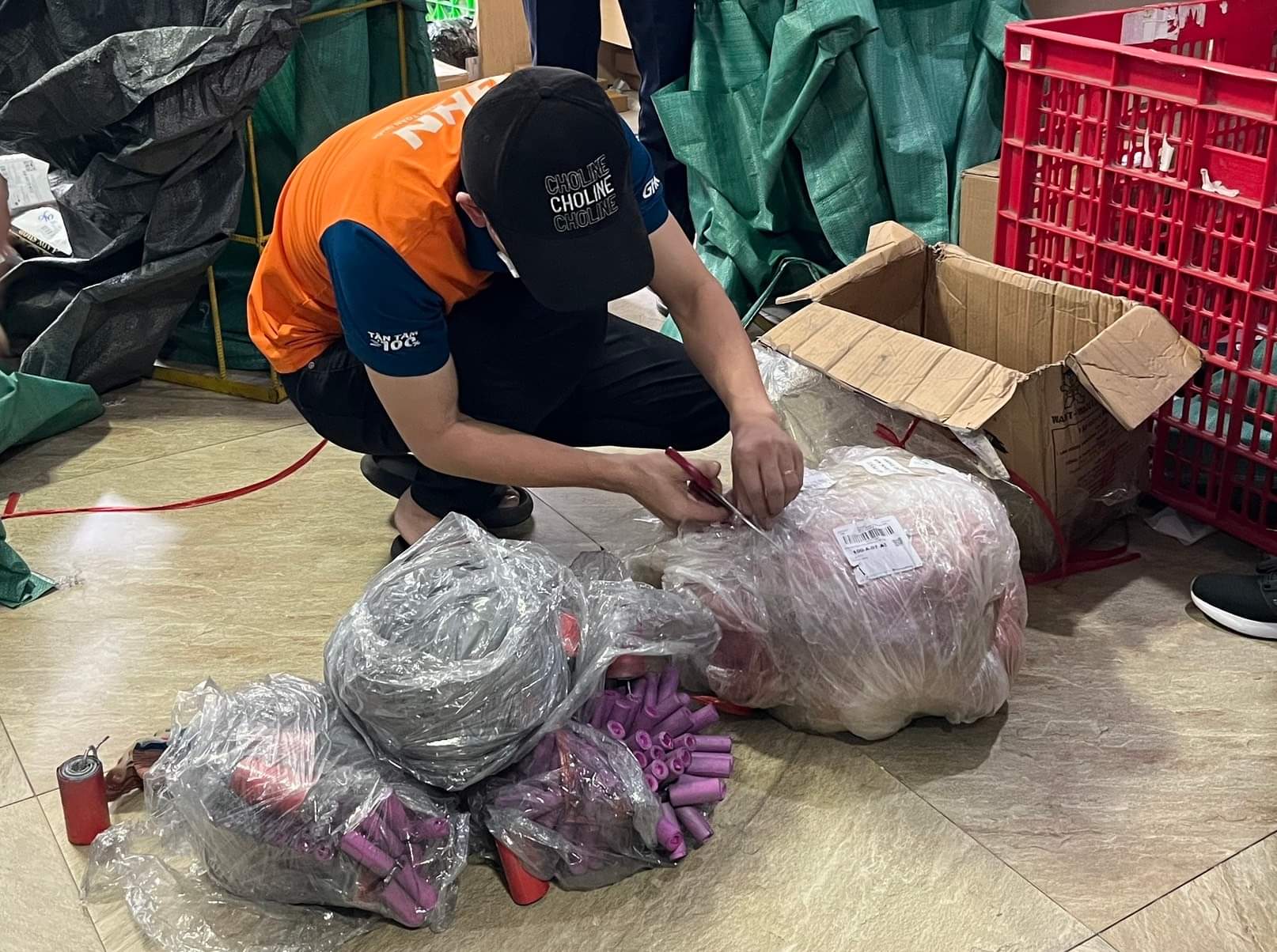 Thu giữ 12kg pháo nổ trong kiện hàng chuyển phát nhanh