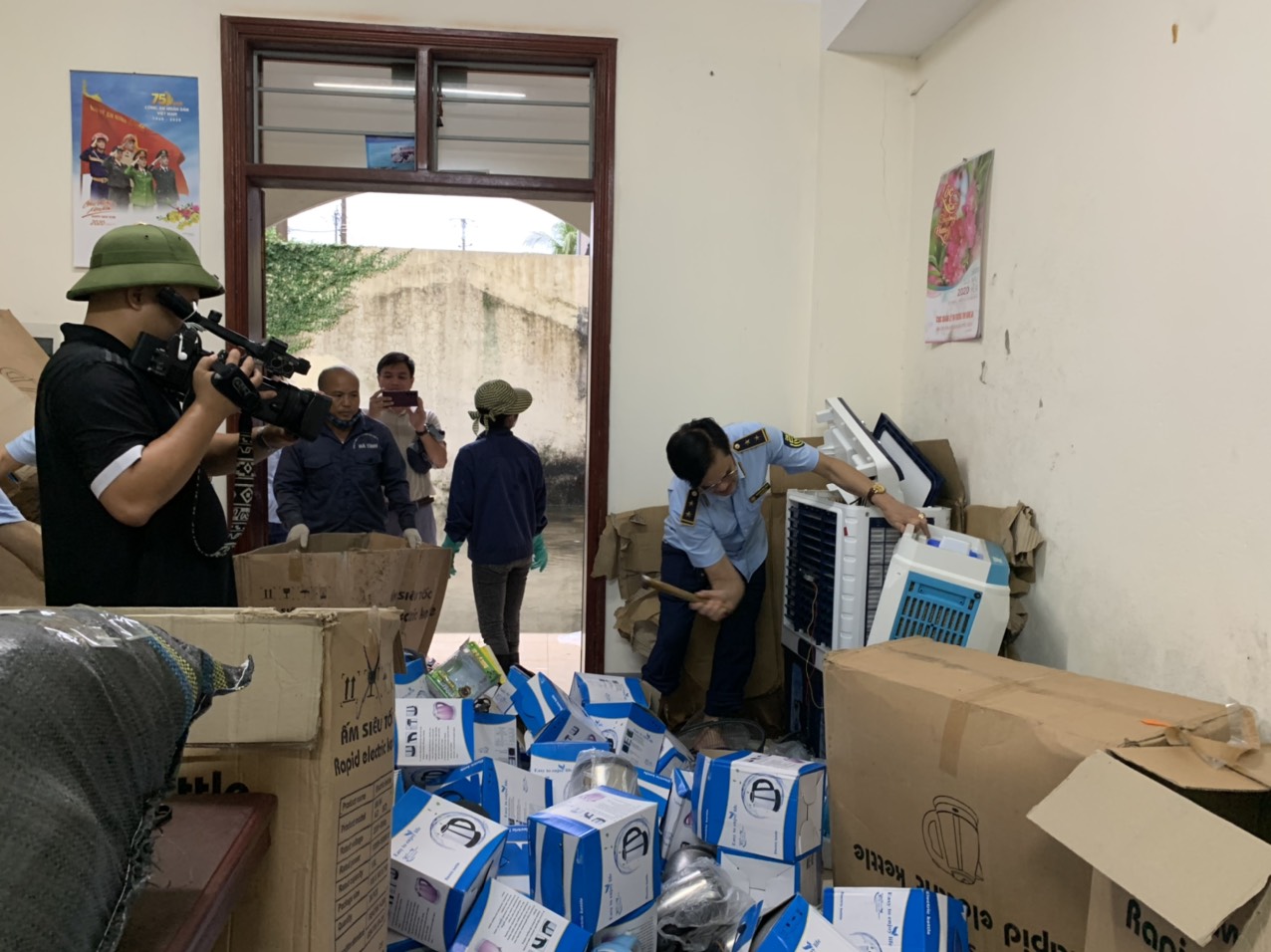 Nghệ An Tiêu hủy hàng nghìn sản phẩm điện tử, quần áo là tang vật vi phạm hành chính