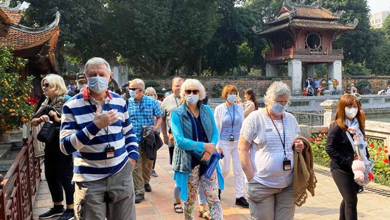 Gần 3 triệu lượt du khách quốc tế đến Việt Nam trong 11 tháng