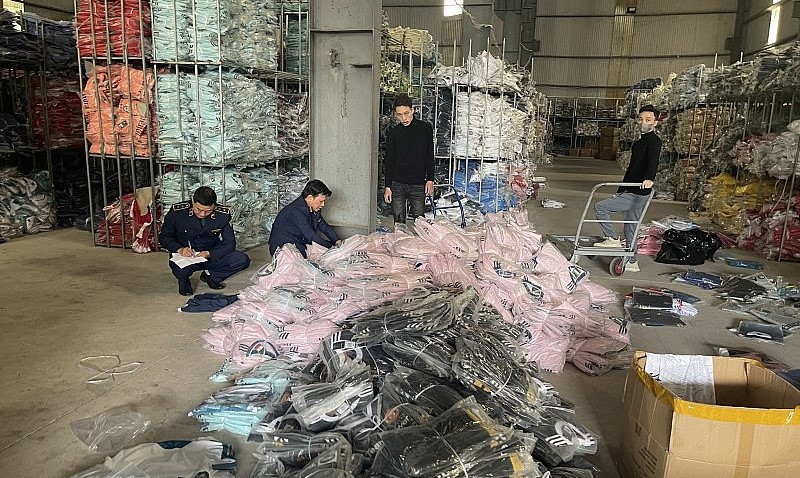 Hà Nội Phát hiện, xử lý 30.000 sản phẩm thể thao giả nhãn hiệu qua TMĐT