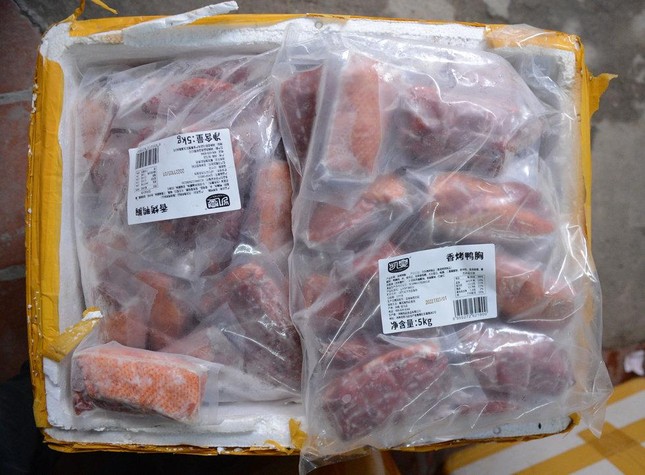 Hà Nội Phát hiện hơn 1 tấn ức vịt và cánh gà đông lạnh không rõ nguồn gốc