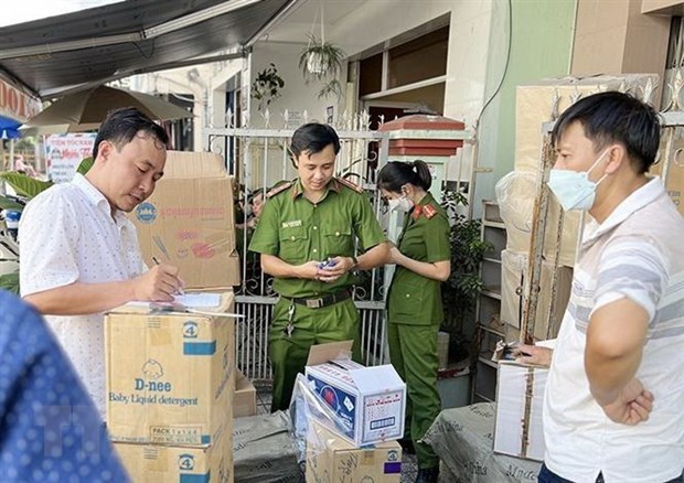 Phát hiện hàng nghìn sản phẩm không rõ nguồn gốc tại một hộ kinh doanh 